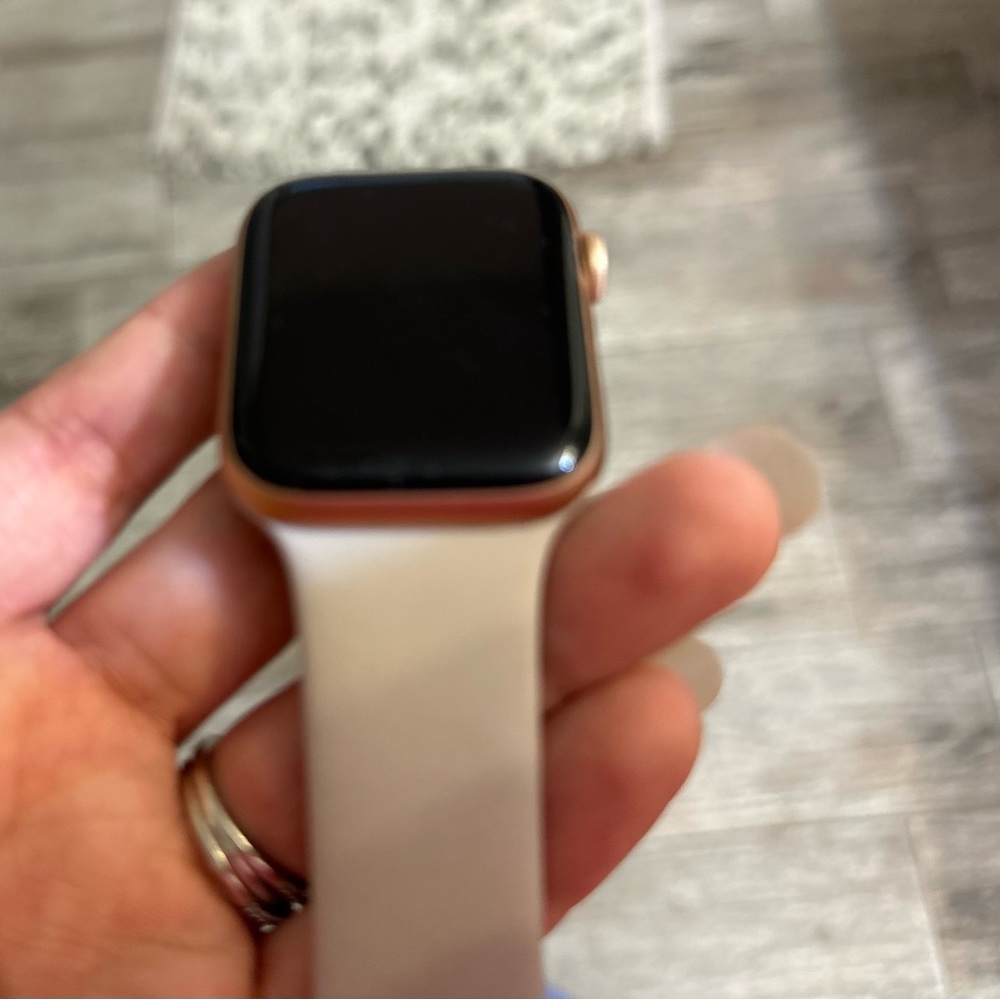 Apple Watch SE (non-cellular) 44mm gold aluminum case, starlight sport band